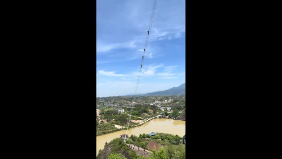 People climb steep “Sky Ladder” in Hunan, China