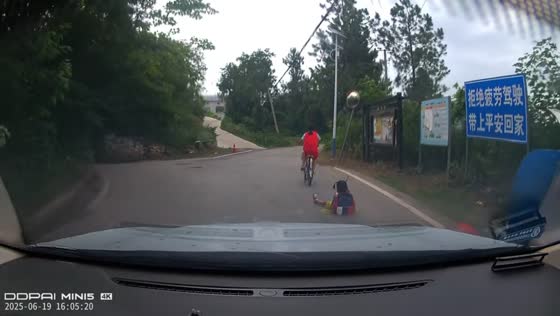 Dashcam captures child falling from bicycle in Hunan, China