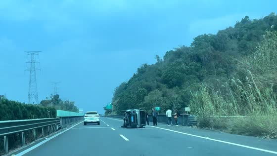 Car crash occurs near flipped vehicle on road in Yunnan, China