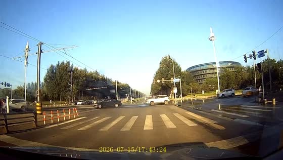 Two cars collide at intersection in Liaoning, China