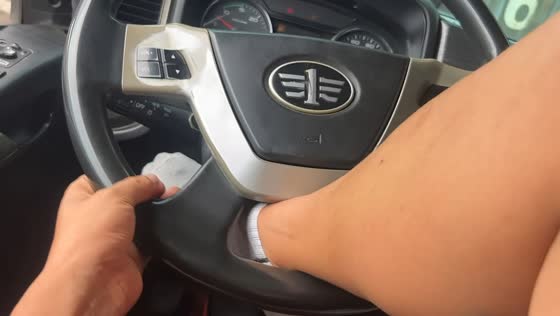 Driver gets foot stuck near steering wheel and accidentally honks horn in Zhejiang, China