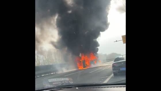 Bus carrying students catches fire on Liaoning expressway