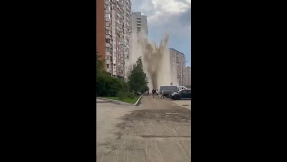 Fountain emerges in Moscow after pipe break