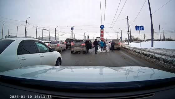 Road rage dispute escalates into violent confrontation on bridge in Omsk, Russia
