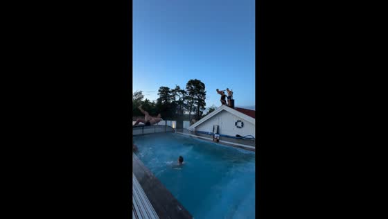 Man slips and lands on pool edge during rooftop dive attempt in Jönköping, Sweden