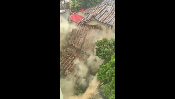 Traditional houses collapse amid severe flooding in Putian, China