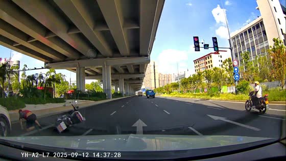 Dashcam captures scooter accident at intersection in Jiangxi, China