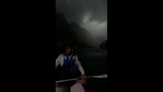 Sudden storm interrupts paddleboarding on Hongshui River in Tian'e County, China