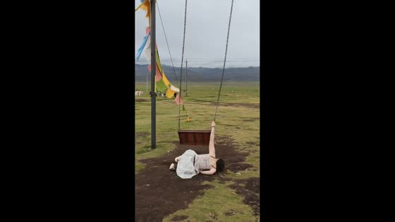 Woman hilariously loses grip and falls from giant chain swing in Chongqing, China