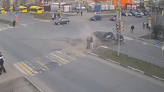 Pedestrians narrowly avoid collision at intersection in Tutaev, Russia