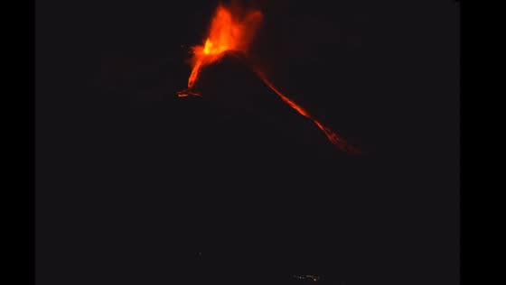 Eruptive majesty: Mount Etna's fiery night show