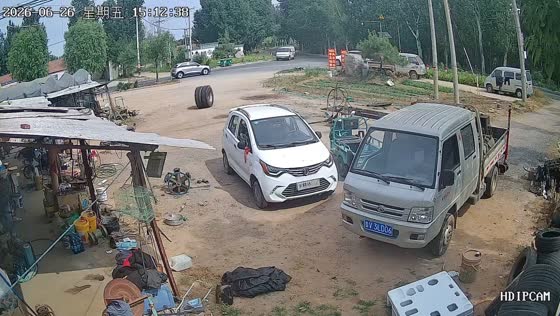 Detached truck tires roll away at intersection in Shandong, China