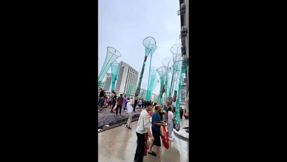 Housewarming celebration features net filled with snacks in Yiwu, China