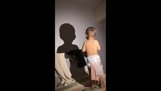 Toddler gets startled by own shadow in Henan, China