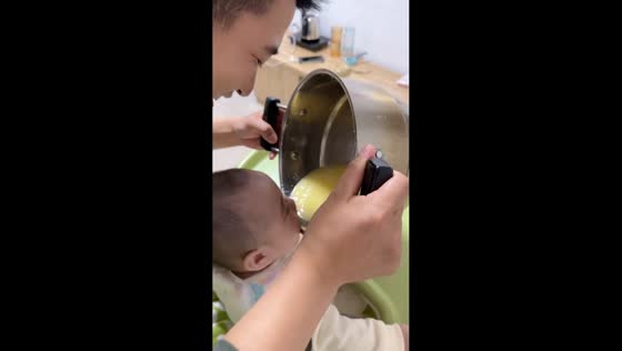 Baby drinks soup and stops crying instantly in Xinjiang, China