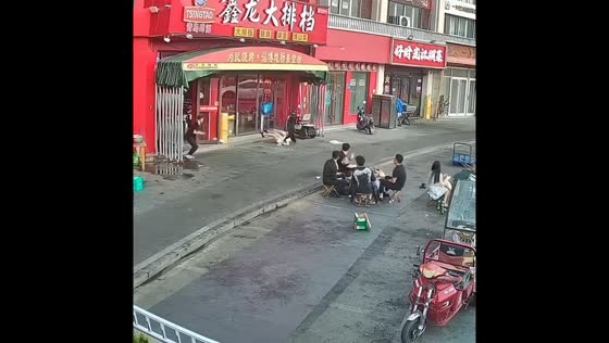 Woman bumps into glass door while rushing into storefront in Shandong, China