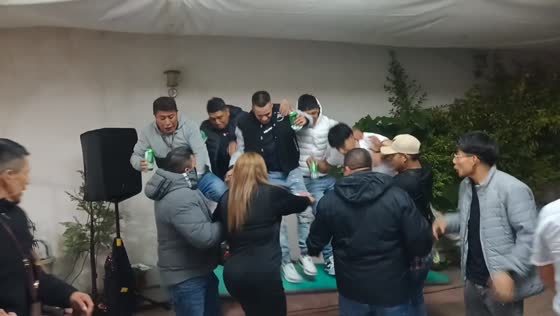 Five men fall from table in Chalco, Mexico