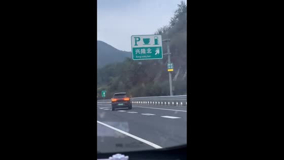 SUV drives at unusual angle along expressway in Inner Mongolia, China