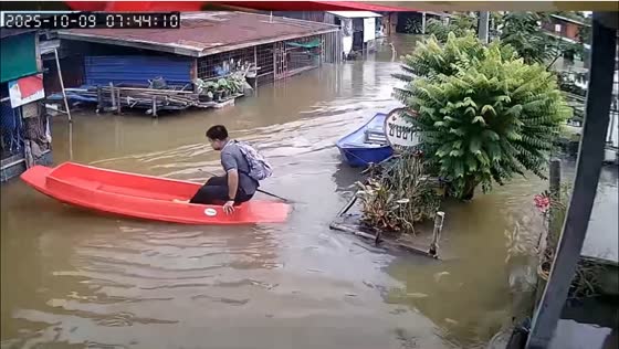 Man flips over while paddling boat in flood in Phitsanulok, Thailand
