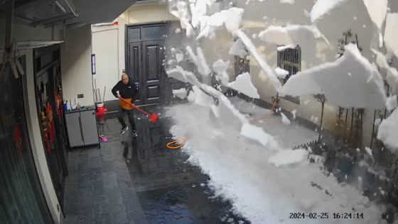 Close call: snow avalanche narrowly misses homeowner in Anhui Province, China