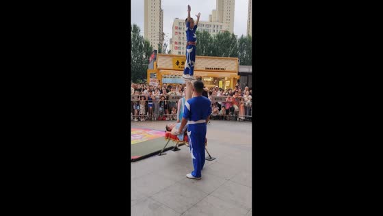 Acrobatic foot-juggling performance draws crowd in Liaoning, China