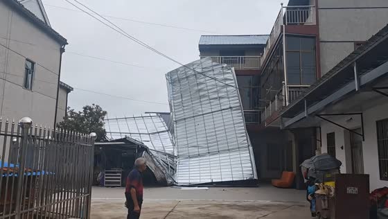 Typhoon winds rip roof off home in Shanghai, China