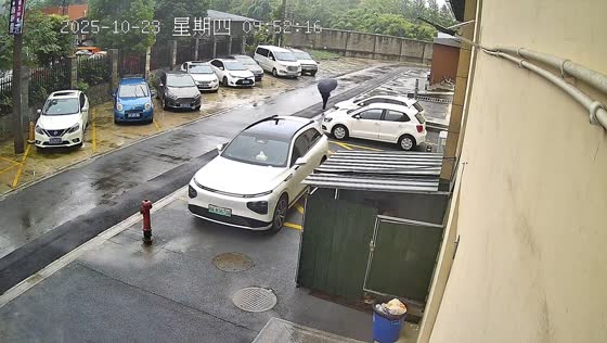Car hits fire hydrant while leaving the parking in Sichuan, China