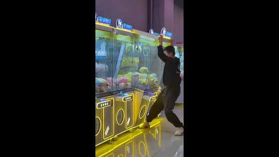 Man tilts claw machine to secure prize in Shanxi, China