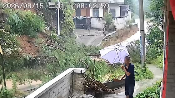 Elderly man escapes landslide in Pingnan, Guangxi, China