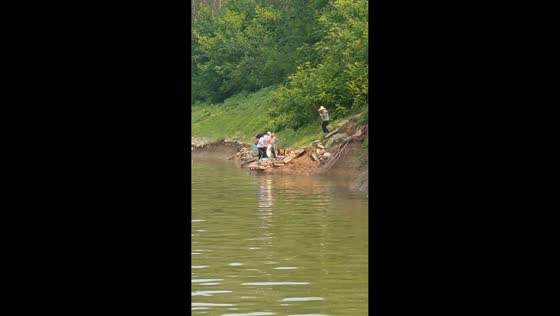 Man jumps into river after large fish escapes while fishing in Hubei, China