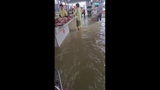 Severe flooding leaves indoor market inundated in Guangxi, China