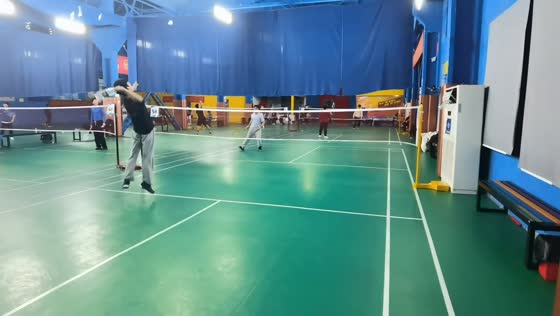 Man plays badminton with plastic bottle and scores in Anhui, China