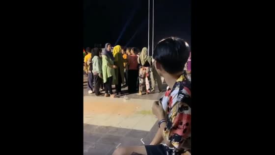 A chance encounter between strangers wearing matching clothes