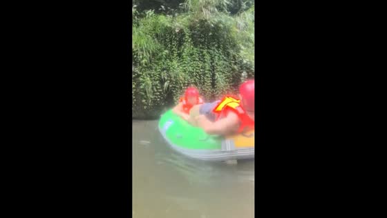 Inflatable boat ride turns chaotic after frog startles passengers in Hunan, China