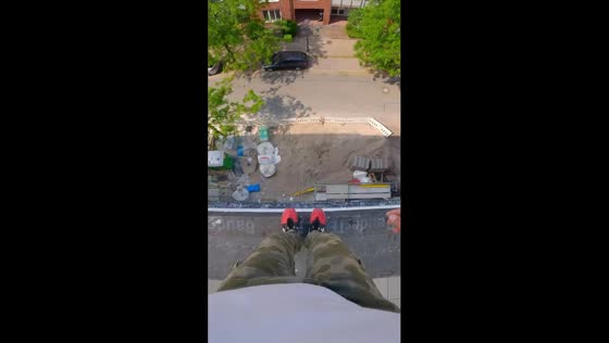 Thrilling 13-meter jump onto sandy dround in Essen, Germany