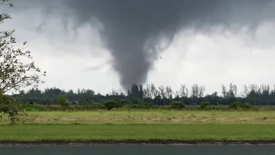 Tornado strikes Westlake, Florida