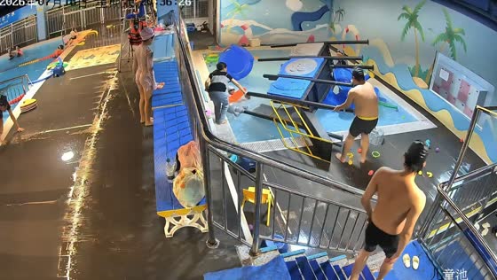 Pool slide overturns during water playground mishap in Guangdong, China