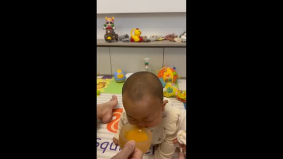 Baby bursts into laughter while drinking puree in Guizhou, China