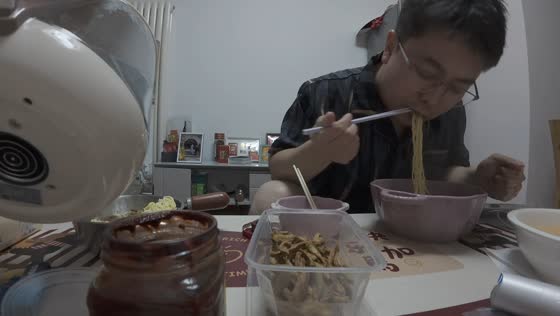 Man startled by sudden hot water splash while eating noodles in Shandong, China
