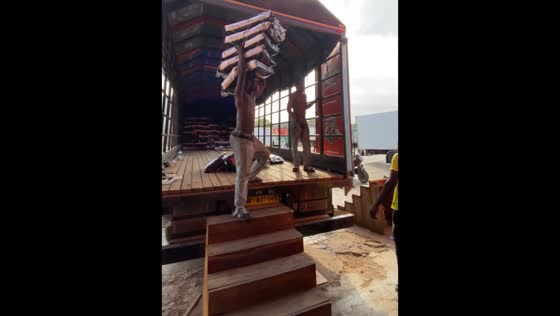 Man carrying sacks of rice falls from truck in Goaso, 