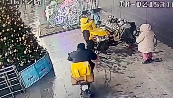 Couriers allegedly transported children in delivery bags in Lyubertsy, Russia