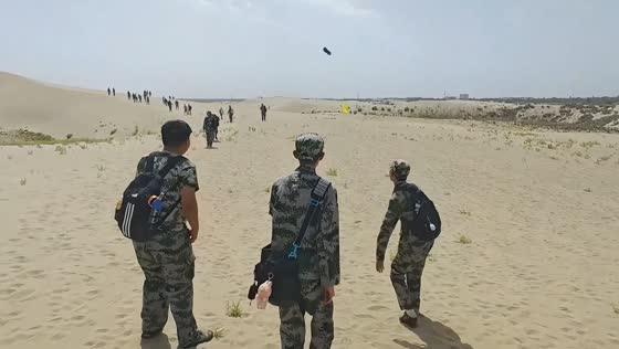 Shoe toss game accidentally hits passerby during desert training in Xinjiang, China