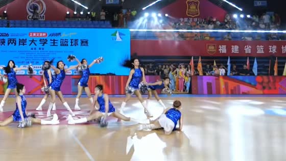 Cheerleader falls during tumbling but quickly returns to position in Fujian, China