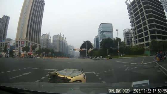 E-bike collides with car at intersection in Sichuan, China
