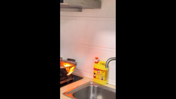 Kitchen fire erupts while cooking dumplings in Liaoning, China
