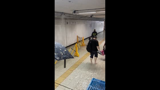 Severe water leakage floods tunnel in Shanghai, China