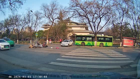 Motorcyclists collide near pedestrian crossing in Shaanxi, China