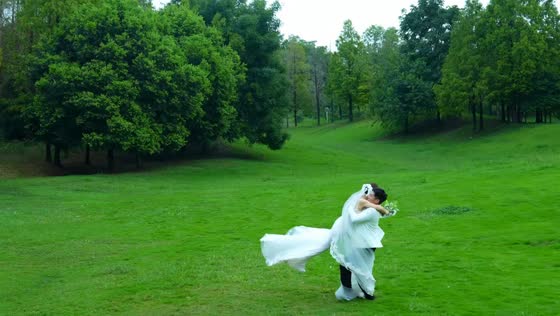 Groom loses balance while carrying bride during photoshoot in Sichuan, China