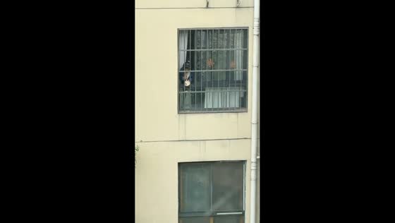 Child throws food from high-rise window in Anhui, China
