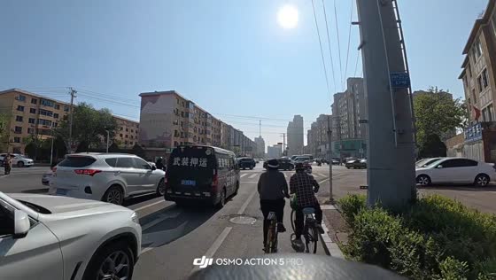 Two bicycles collide in lane change mishap in Liaoning, China